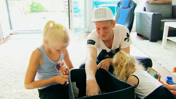 Papa Jan kümmert sich um Kinder und Haushalt Papa Jan kümmert sich um Kinder und Haushalt