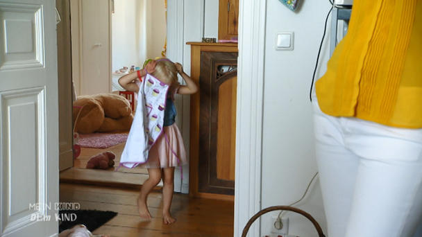 Tina lässt ihre Kinder alleine mit dem Rad fahren Tina lässt ihre Kinder alleine mit dem Rad fahren