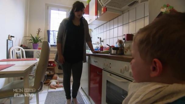 Sina zerrt ihren Sohn zurück zum Tisch Sina zerrt ihren Sohn zurück zum Tisch