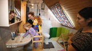 Talitha bringt ihrer Tochter mit Handpuppe Hygiene bei Talitha bringt ihrer Tochter mit Handpuppe Hygiene bei